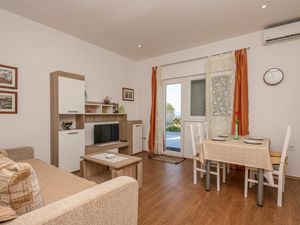 23747502-Ferienwohnung-4-Makarska-300x225-4