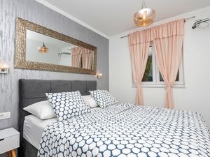 23750535-Ferienwohnung-4-Makarska-300x225-4