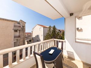 23763104-Ferienwohnung-4-Makarska-300x225-0