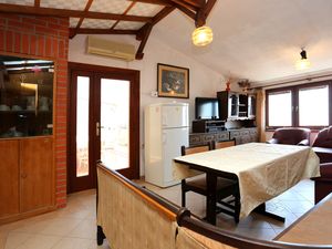 18693387-Ferienwohnung-9-Makarska-300x225-4