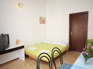 18693780-Ferienwohnung-3-Makarska-300x225-2