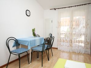 18693780-Ferienwohnung-3-Makarska-300x225-3