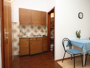 18693780-Ferienwohnung-3-Makarska-300x225-4