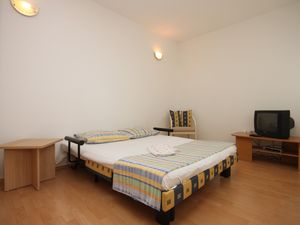 18923597-Ferienwohnung-4-Makarska-300x225-1