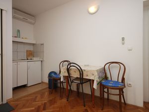 18923066-Ferienwohnung-2-Makarska-300x225-1