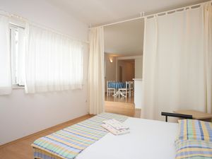 18923597-Ferienwohnung-4-Makarska-300x225-2