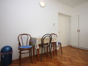 18923066-Ferienwohnung-2-Makarska-300x225-2