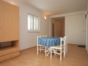 18923597-Ferienwohnung-4-Makarska-300x225-4