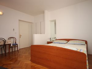 18923066-Ferienwohnung-2-Makarska-300x225-4