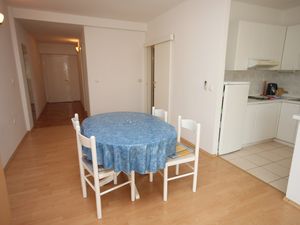 18923597-Ferienwohnung-4-Makarska-300x225-5