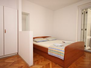 18923066-Ferienwohnung-2-Makarska-300x225-5