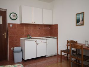 18953665-Ferienwohnung-4-Makarska-300x225-4