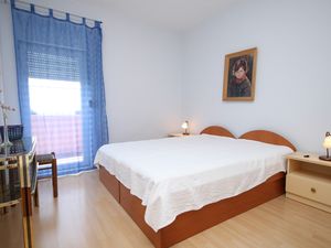 18953665-Ferienwohnung-4-Makarska-300x225-5