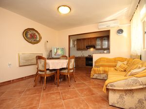 19125803-Ferienwohnung-4-Makarska-300x225-1