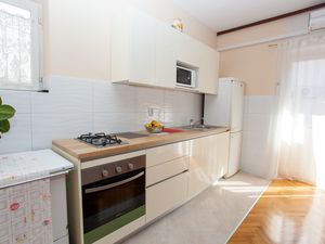 19184725-Ferienwohnung-8-Makarska-300x225-3