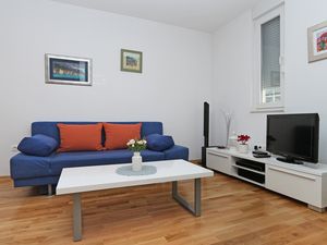 19211689-Ferienwohnung-4-Makarska-300x225-1