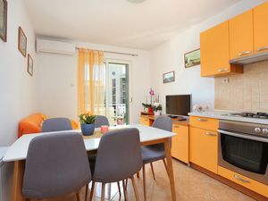 19214621-Ferienwohnung-6-Makarska-300x225-2