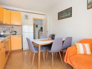 19214621-Ferienwohnung-6-Makarska-300x225-3