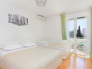 19214621-Ferienwohnung-6-Makarska-300x225-5