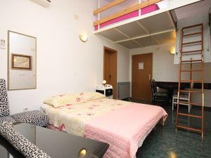 21666525-Ferienwohnung-4-Makarska-300x225-3