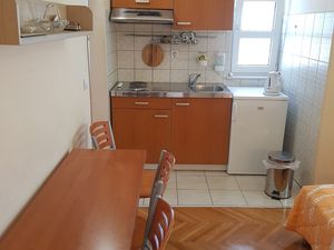 21751071-Ferienwohnung-4-Makarska-300x225-1