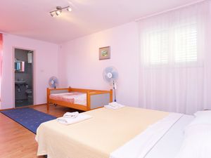 22351157-Ferienwohnung-3-Makarska-300x225-2