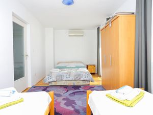 22351047-Ferienwohnung-5-Makarska-300x225-5