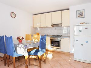 22925667-Ferienwohnung-3-Makarska-300x225-4