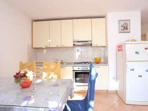 22925667-Ferienwohnung-3-Makarska-300x225-5