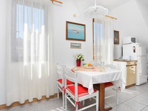 23182221-Ferienwohnung-4-Makarska-300x225-3