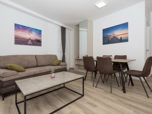 23332510-Ferienwohnung-6-Makarska-300x225-1