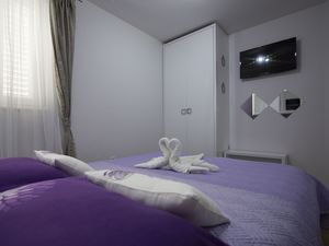 23566533-Ferienwohnung-4-Makarska-300x225-5