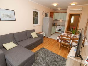 23644690-Ferienwohnung-4-Makarska-300x225-0