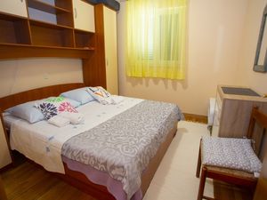 23644690-Ferienwohnung-4-Makarska-300x225-5