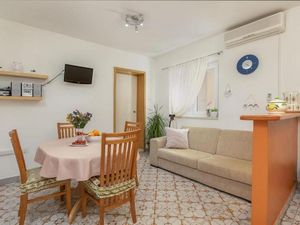 23658816-Ferienwohnung-4-Makarska-300x225-5