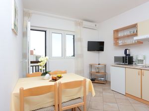 23662784-Ferienwohnung-4-Makarska-300x225-1