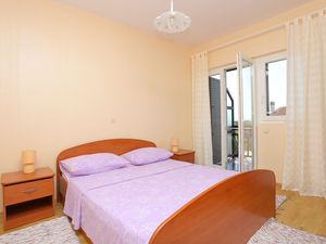 23662784-Ferienwohnung-4-Makarska-300x225-5