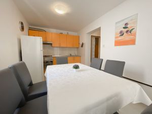 23663778-Ferienwohnung-9-Makarska-300x225-4