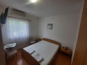 23676852-Ferienwohnung-2-Makarska-300x225-2