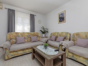 23916989-Ferienwohnung-4-Makarska-300x225-2