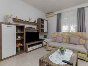 23916989-Ferienwohnung-4-Makarska-300x225-3