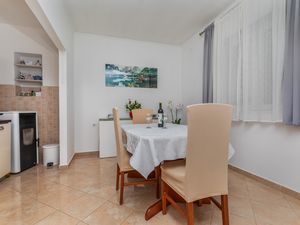 23916989-Ferienwohnung-4-Makarska-300x225-5