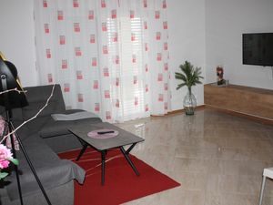 23917023-Ferienwohnung-4-Makarska-300x225-3