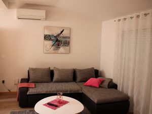 23917015-Ferienwohnung-4-Makarska-300x225-2