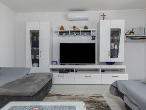 23980422-Ferienwohnung-6-Makarska-300x225-4