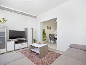 23982311-Ferienwohnung-5-Makarska-300x225-3