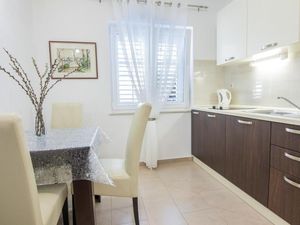 23989922-Ferienwohnung-2-Makarska-300x225-2