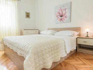 23989922-Ferienwohnung-2-Makarska-300x225-4