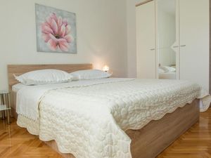 23989922-Ferienwohnung-2-Makarska-300x225-5