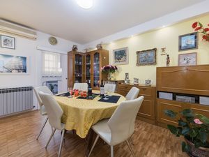 23933789-Ferienwohnung-6-Makarska-300x225-5